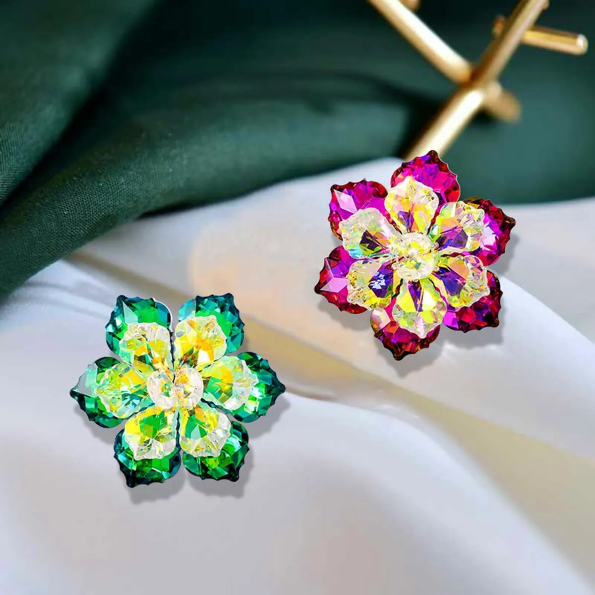 Rhinestone Sunflower Brooch Pin for Women Red Black Purple Large Flower Brooch Snowflake Brooch Marquise Wreath Brooches Jewelry
